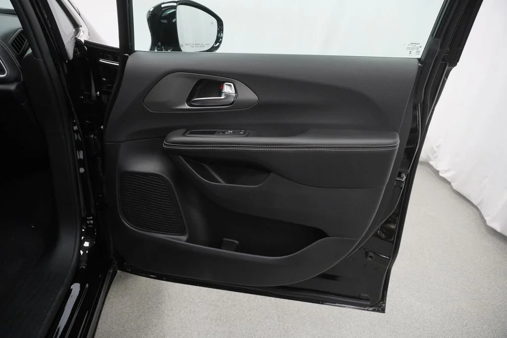 New 2027 Diamond Black Crystal Pearl-Coat Exterior Paint Chrysler Select image 31
