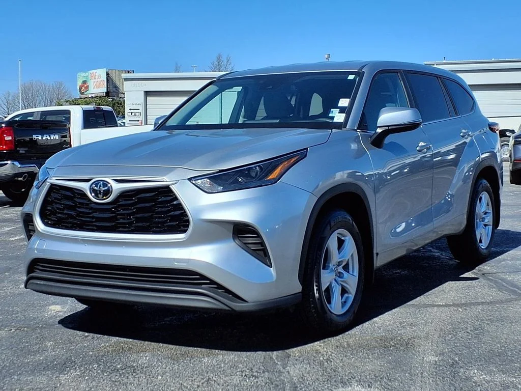 Used 2023 Toyota Highlander L with VIN 5TDKDRAH0PS522706 for sale in Kansas City