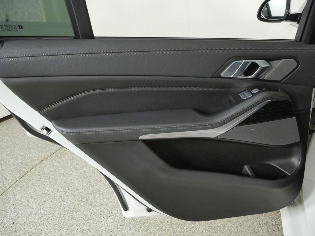 Used 2022 Alpine White BMW M50i image 33