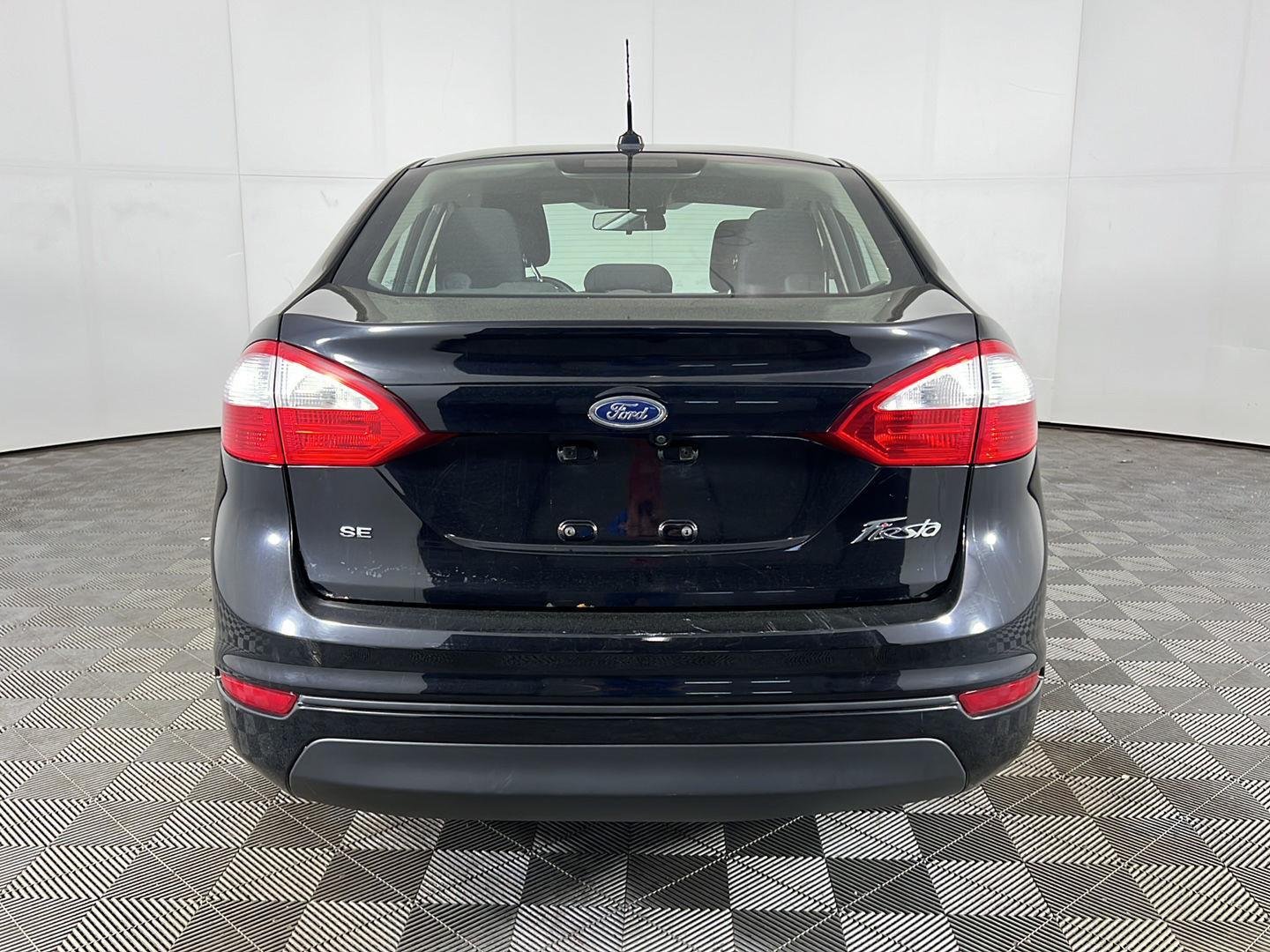 Used 2019 Shadow Black Ford SE image 4