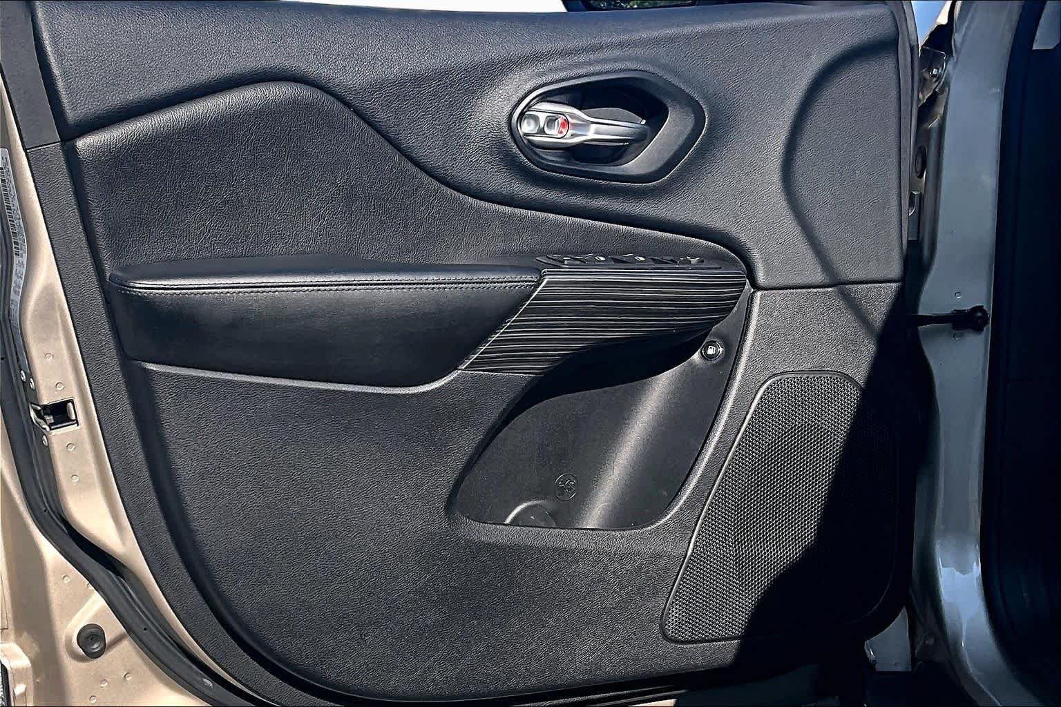 Used 2015 Cashmere Pearlcoat Jeep Sport image 22