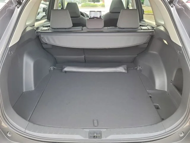 2025 Toyota RAV4 XLE - Photo 9