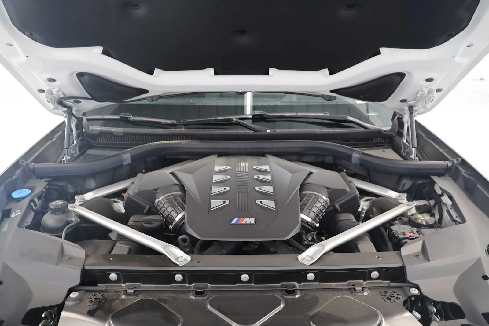 Used 2025 Alpine White BMW M60i image 27