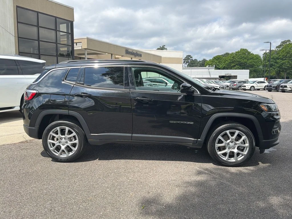 Used 2023 Diamond Black Crystal Pearlcoat Jeep Latitude Lux image 20