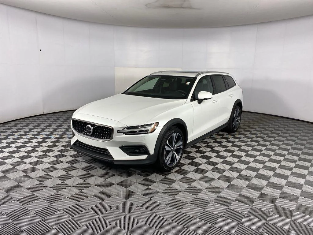 Used 2023 Crystal White Metallic Volvo Plus image 18