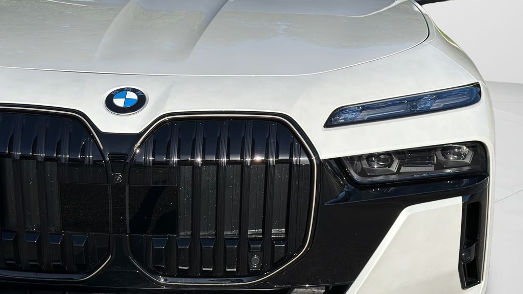 New 2026 Mineral White Metallic BMW 760i xDrive image 35