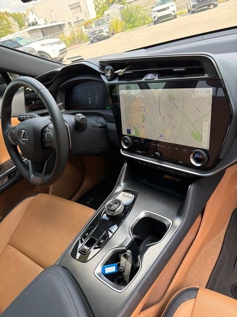 Used 2024 White Pearl Lexus 450e Premium image 15