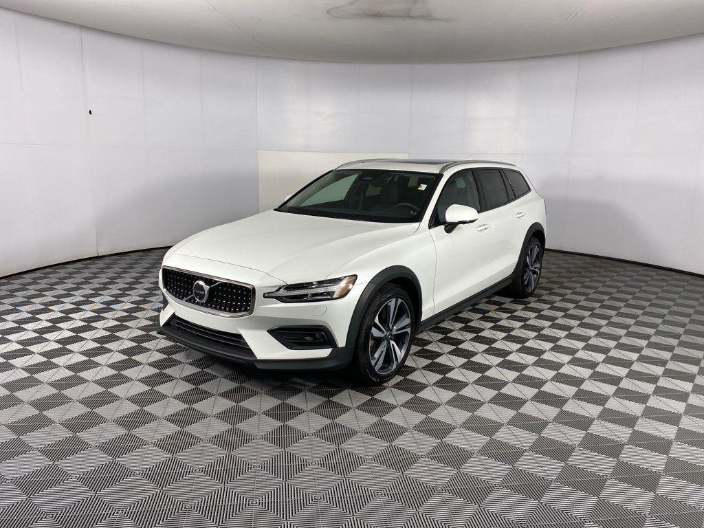 Used 2023 Crystal White Metallic Volvo Plus image 18