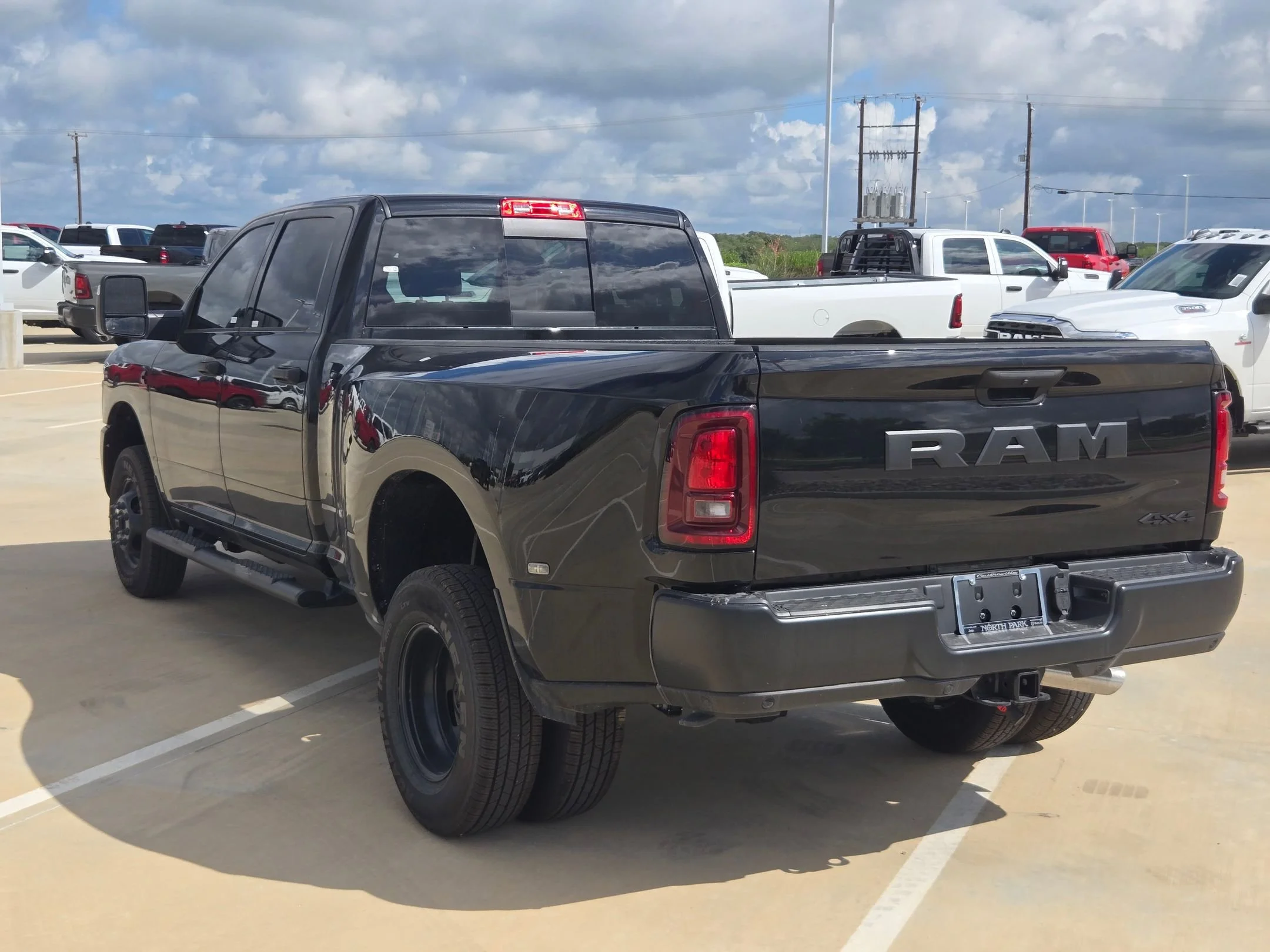 New 2026 Diamond Black Crystal Pearl-Coat Exterior Paint RAM Tradesman image 5