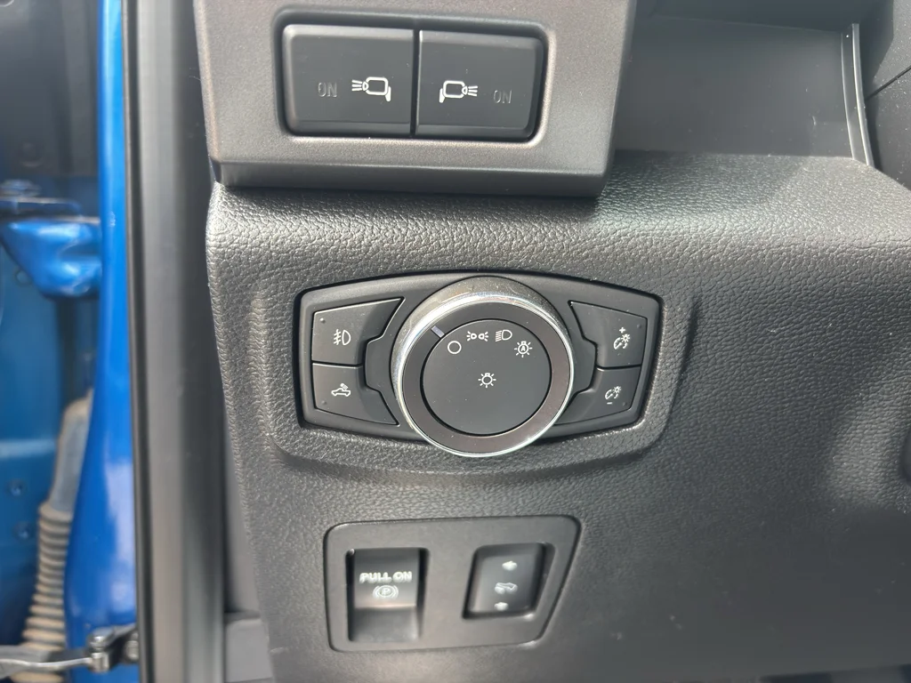 Used 2018 Lightning Blue Ford XLT image 15