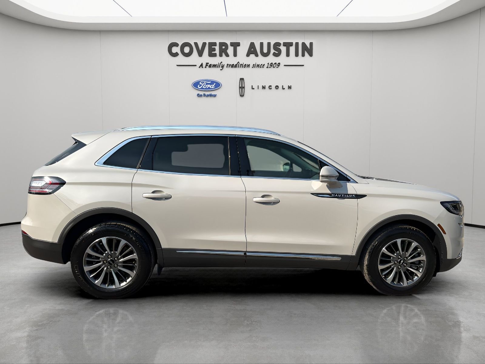 Used 2023 White Lincoln Standard image 6