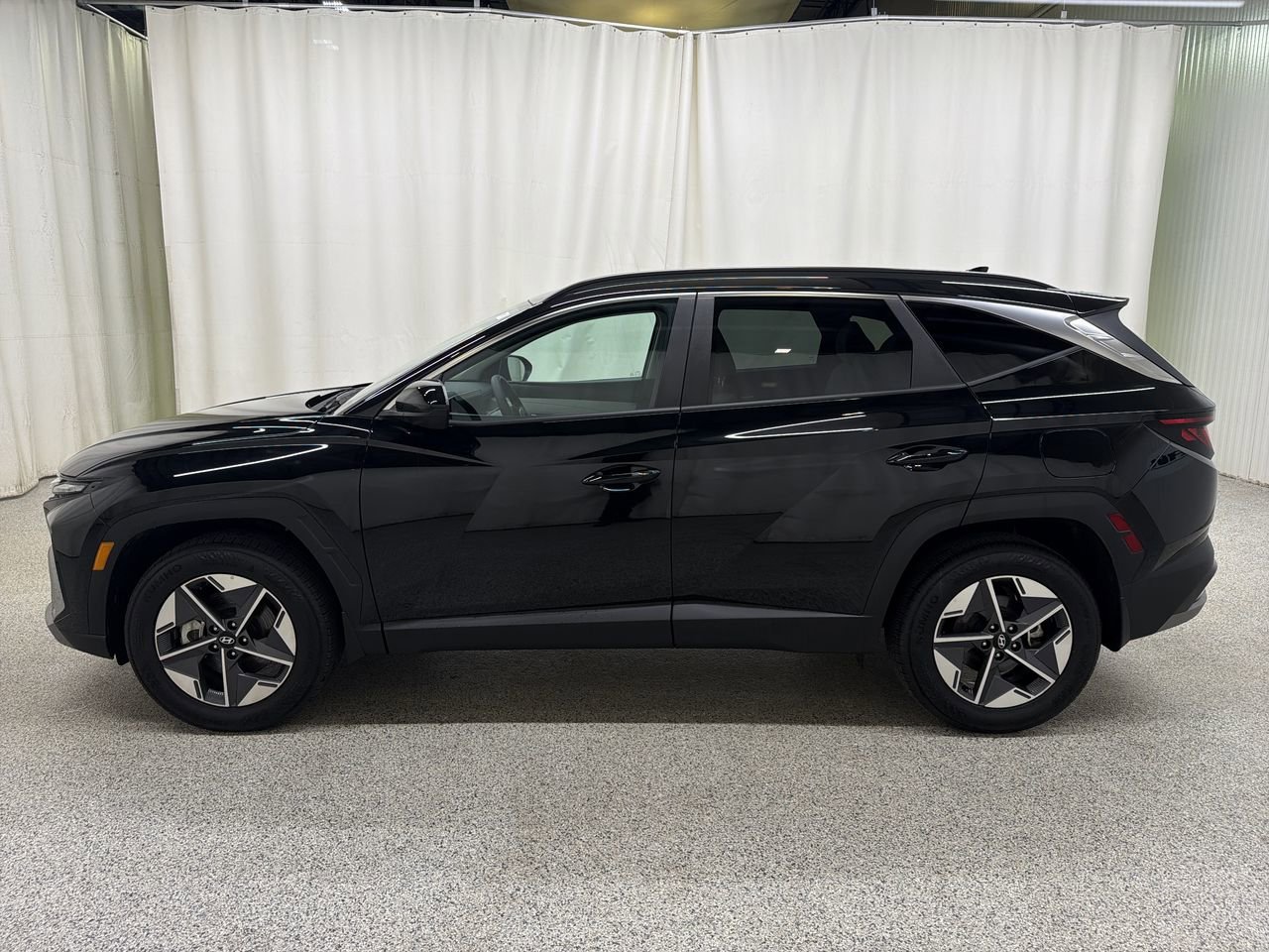 Certified Used 2025 Phantom Black Hyundai SEL image 6