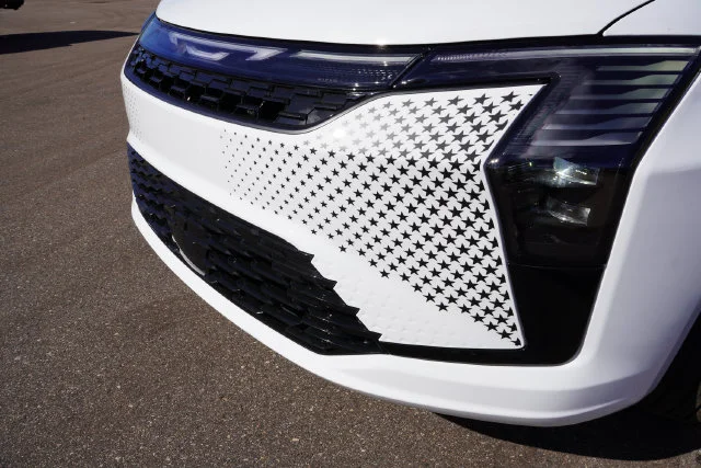 New 2027 Bright White Clear-Coat Paint Chrysler Select image 9