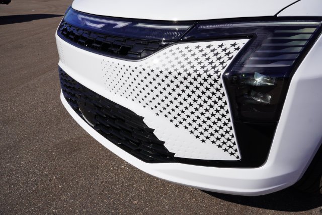New 2027 Bright White Clear-Coat Paint Chrysler Select image 9
