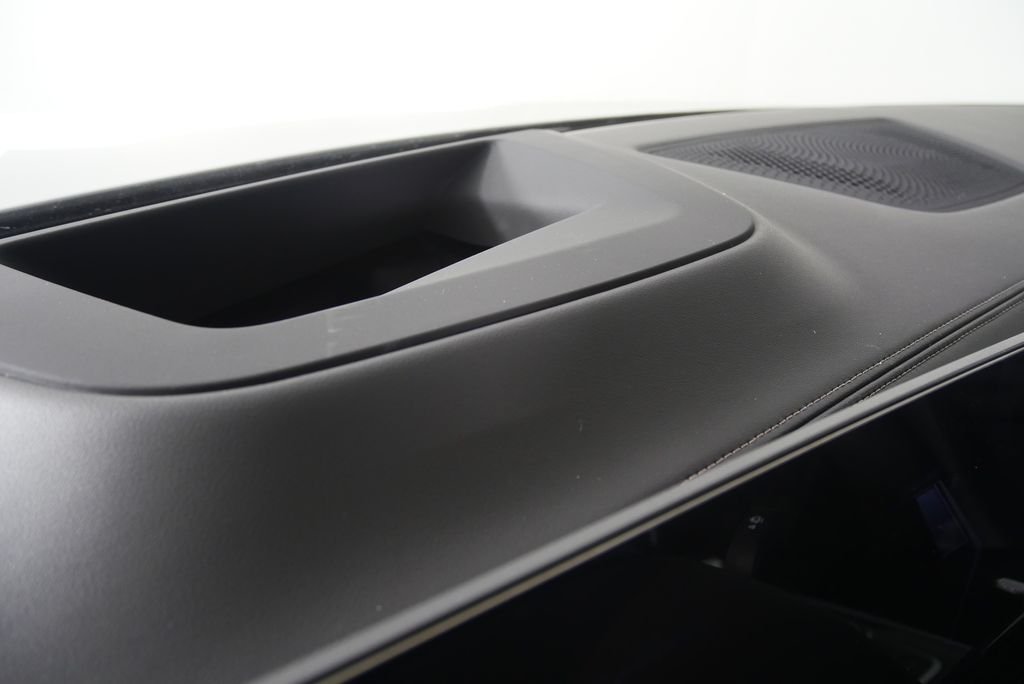 Used 2026 Skyscraper Grey Metallic BMW M60i image 19