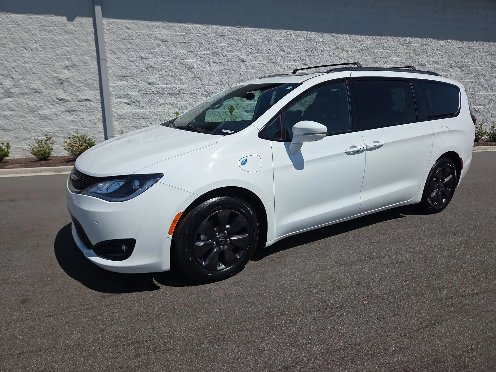 2020 Chrysler Pacifica Hybrid Limited's photo