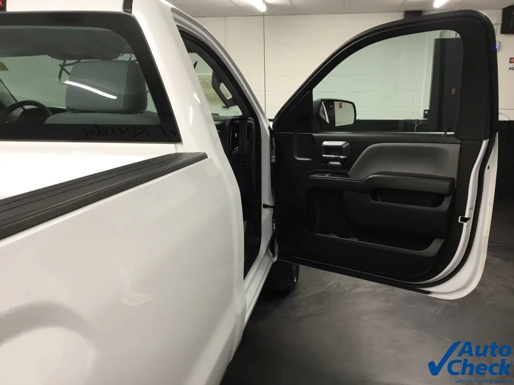 Used 2018 White GMC Base image 34