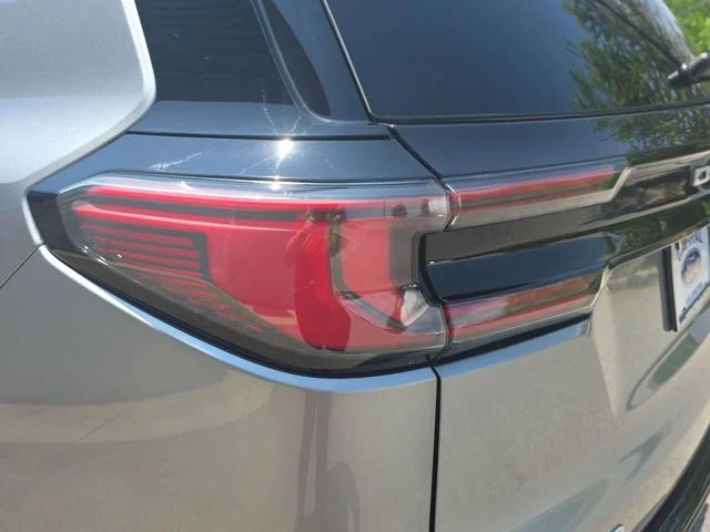 Used 2025 Silver GMC Denali image 36