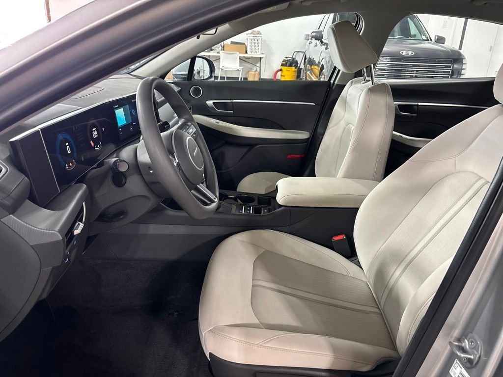 Certified Used 2025 Silver Hyundai SE image 25
