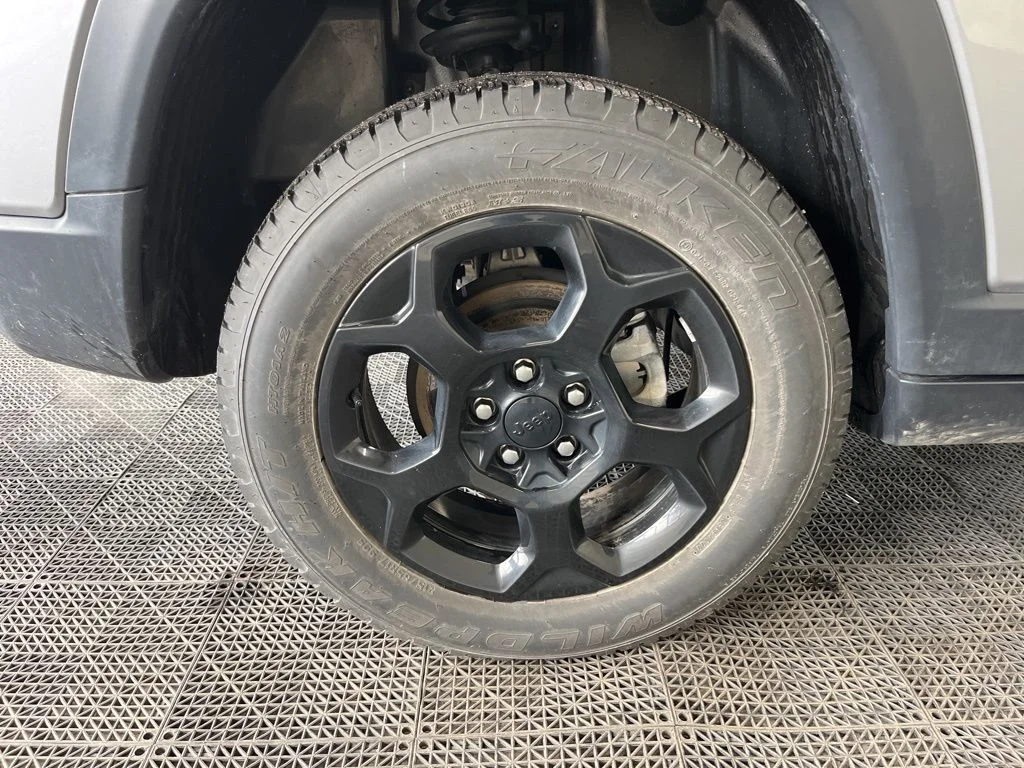 Used 2023 Silver Jeep Trailhawk image 27