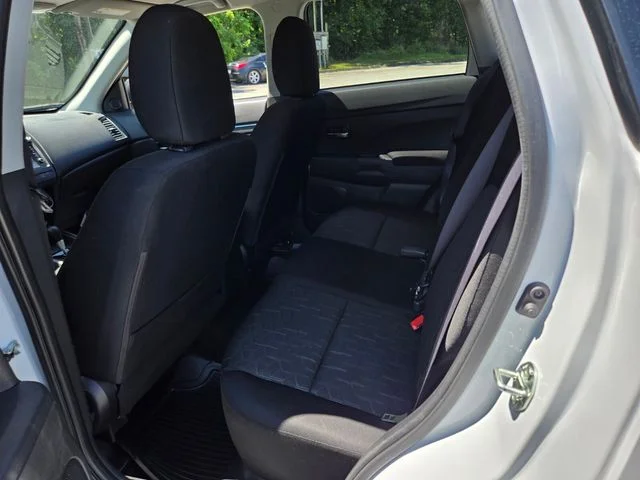 Used 2024 White Mitsubishi  image 11