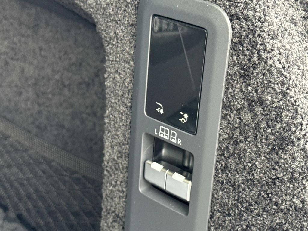 New 2026 Fuji White Land Rover SE image 7