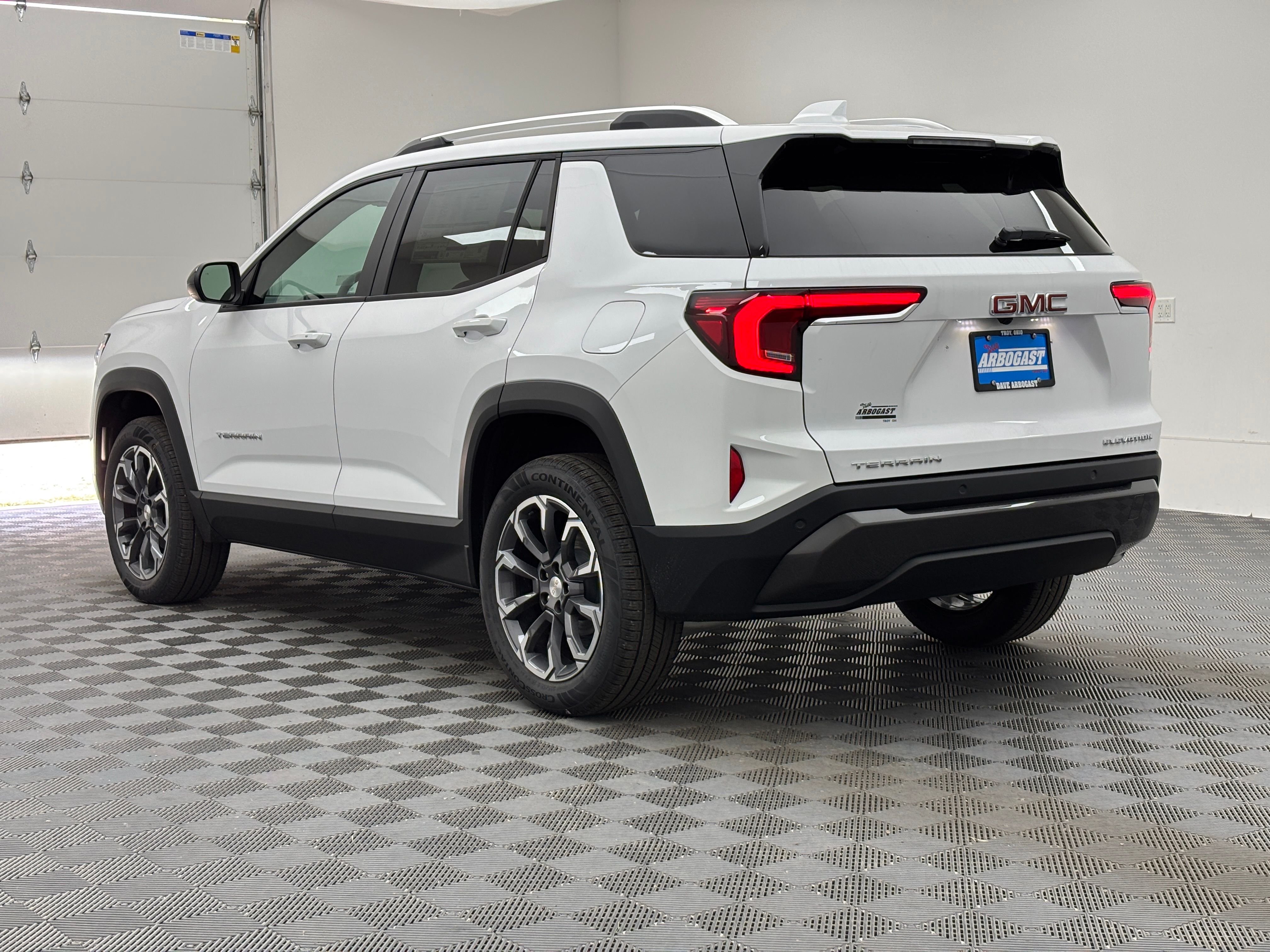 New 2027 Summit White GMC Elevation image 11