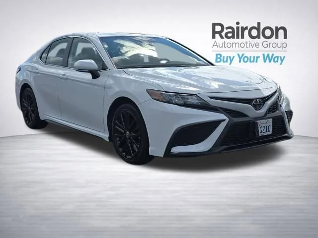 2024 Toyota Camry SE's photo