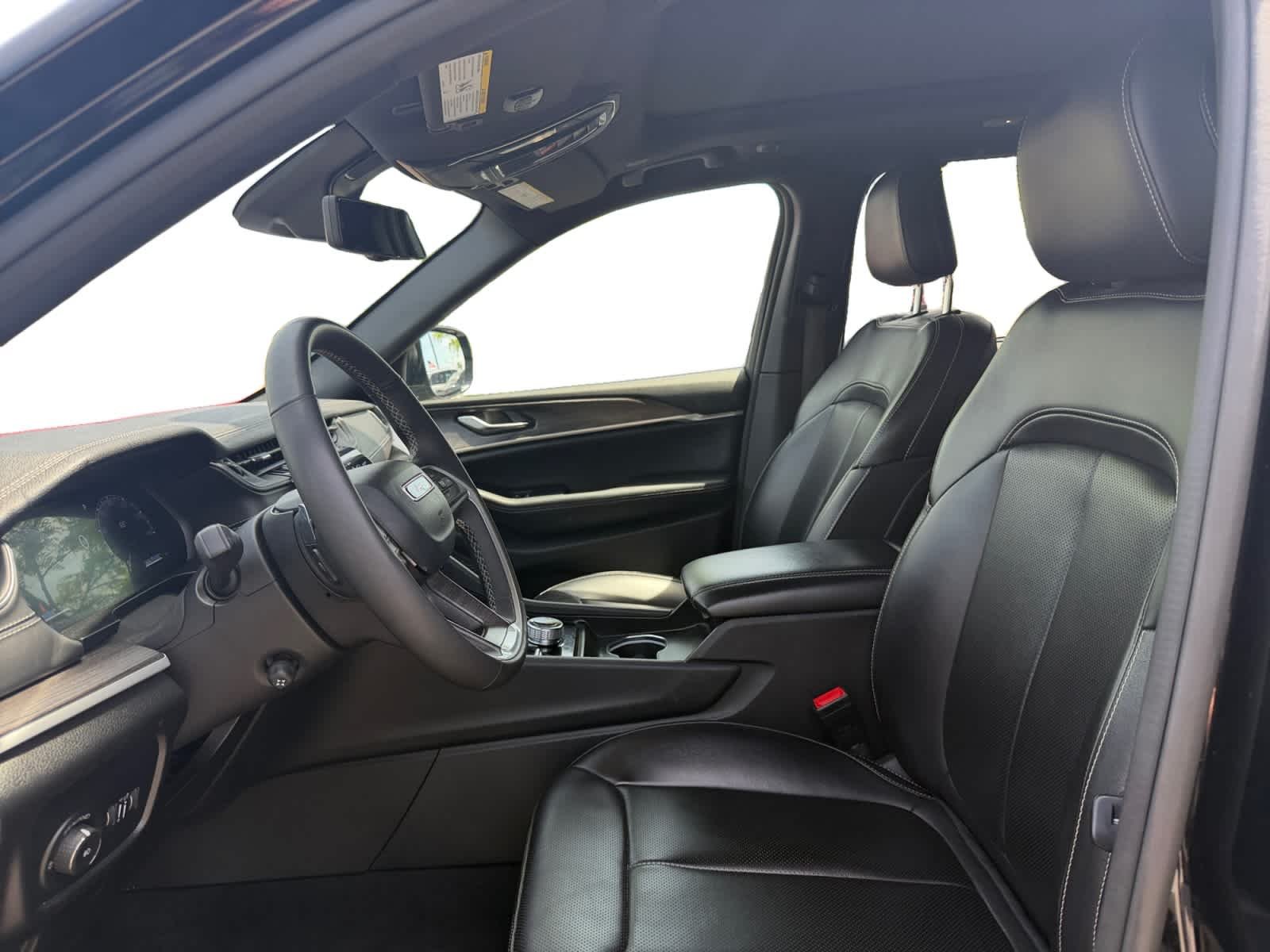 Used 2024 Diamond Black Crystal Pearl Jeep Limited image 10