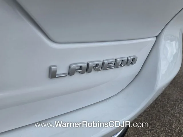 New 2026 Bright White Clear-Coat Exterior Paint Jeep Laredo image 11