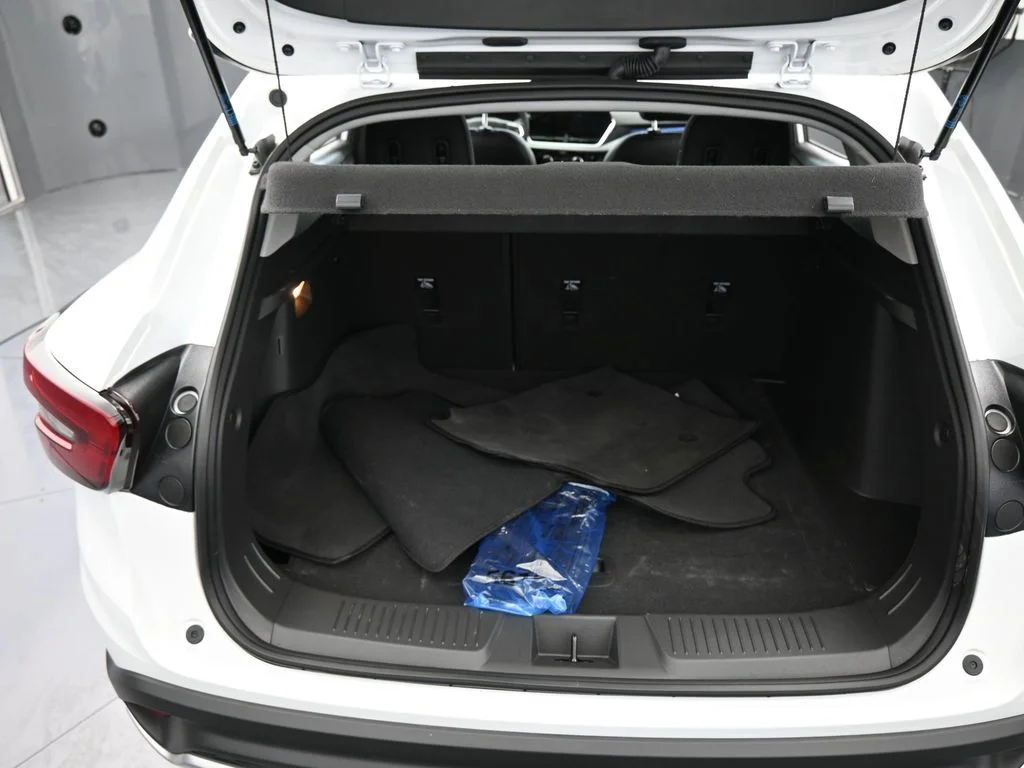 Used 2025 Summit White Chevrolet LT image 41