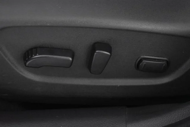 Used 2016 Silver Nissan SL image 12