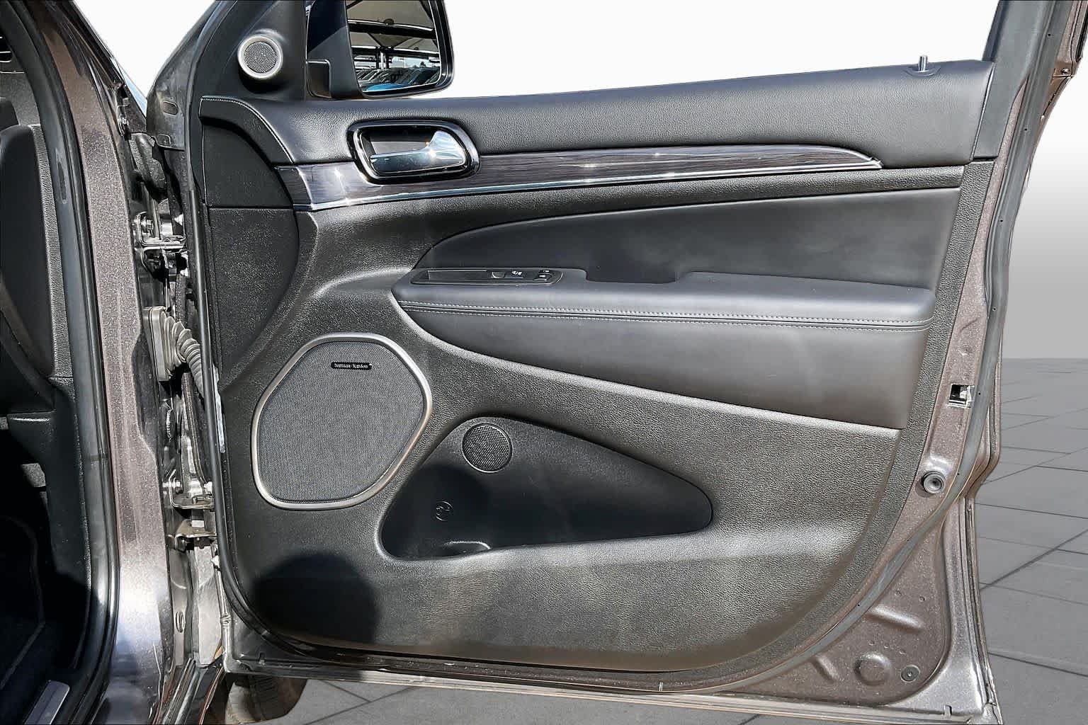 Used 2020 Granite Crystal Metallic Clearcoat Jeep Overland image 21