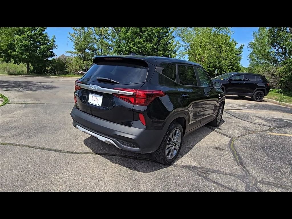 Used 2022 Black Kia LX image 7