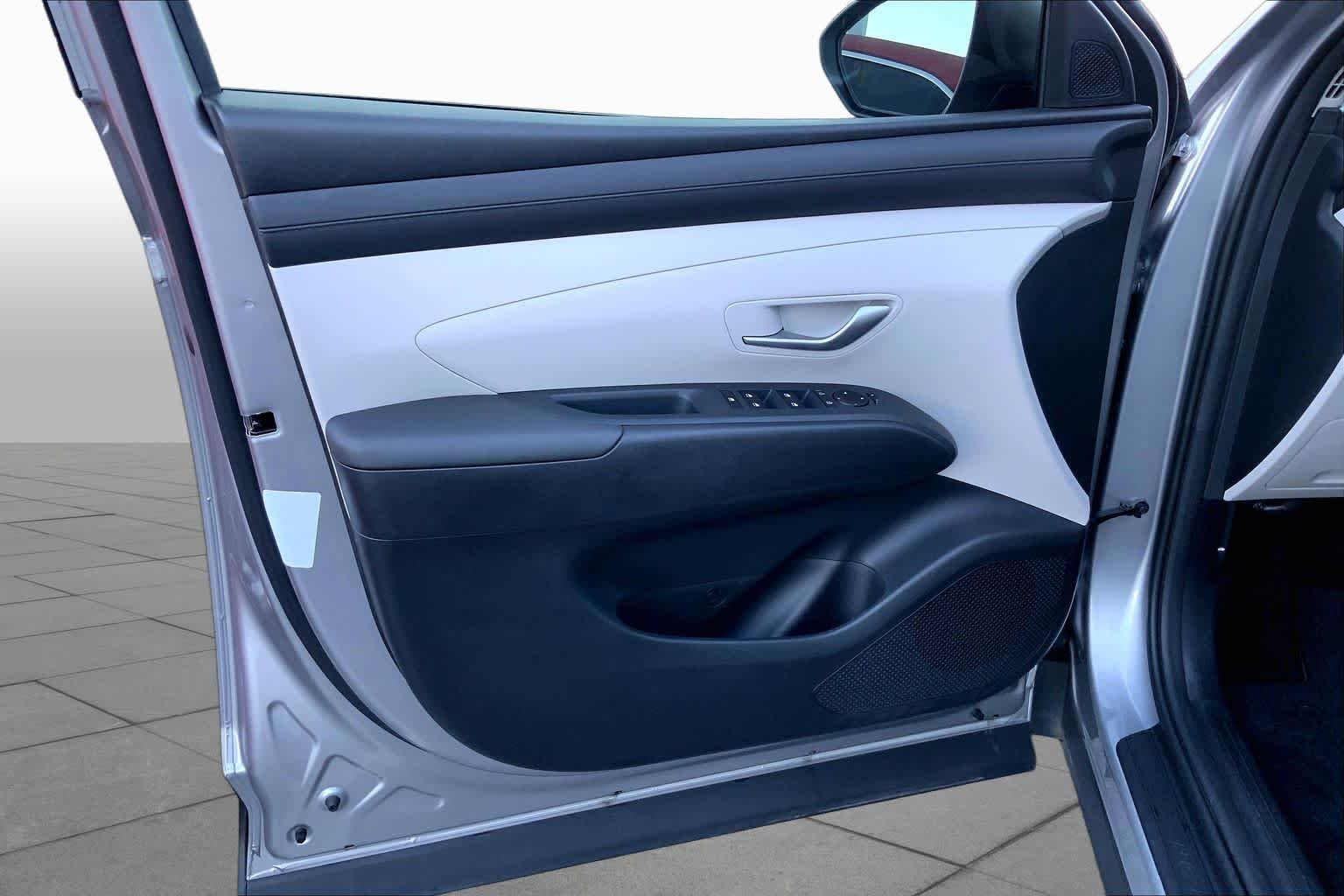 Used 2025 Shimmering Silver Hyundai SE image 19