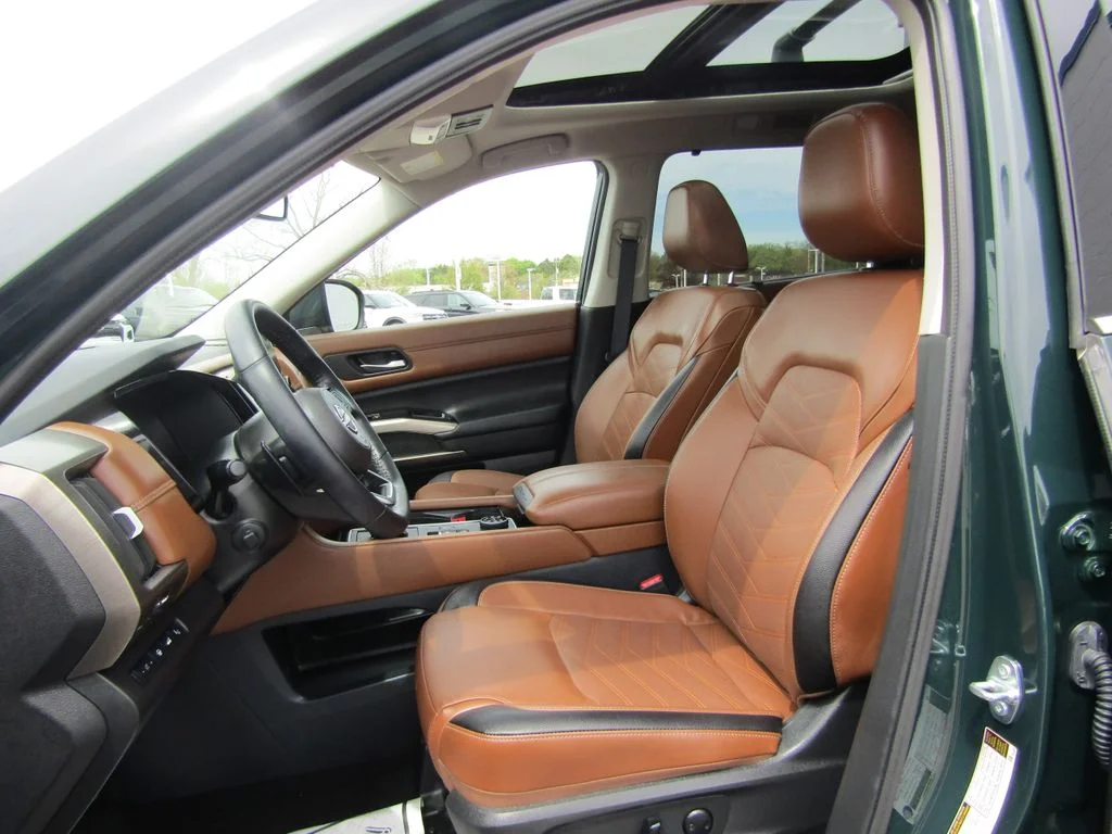 Used 2025 Obsidian Green Pearl Nissan Platinum image 11