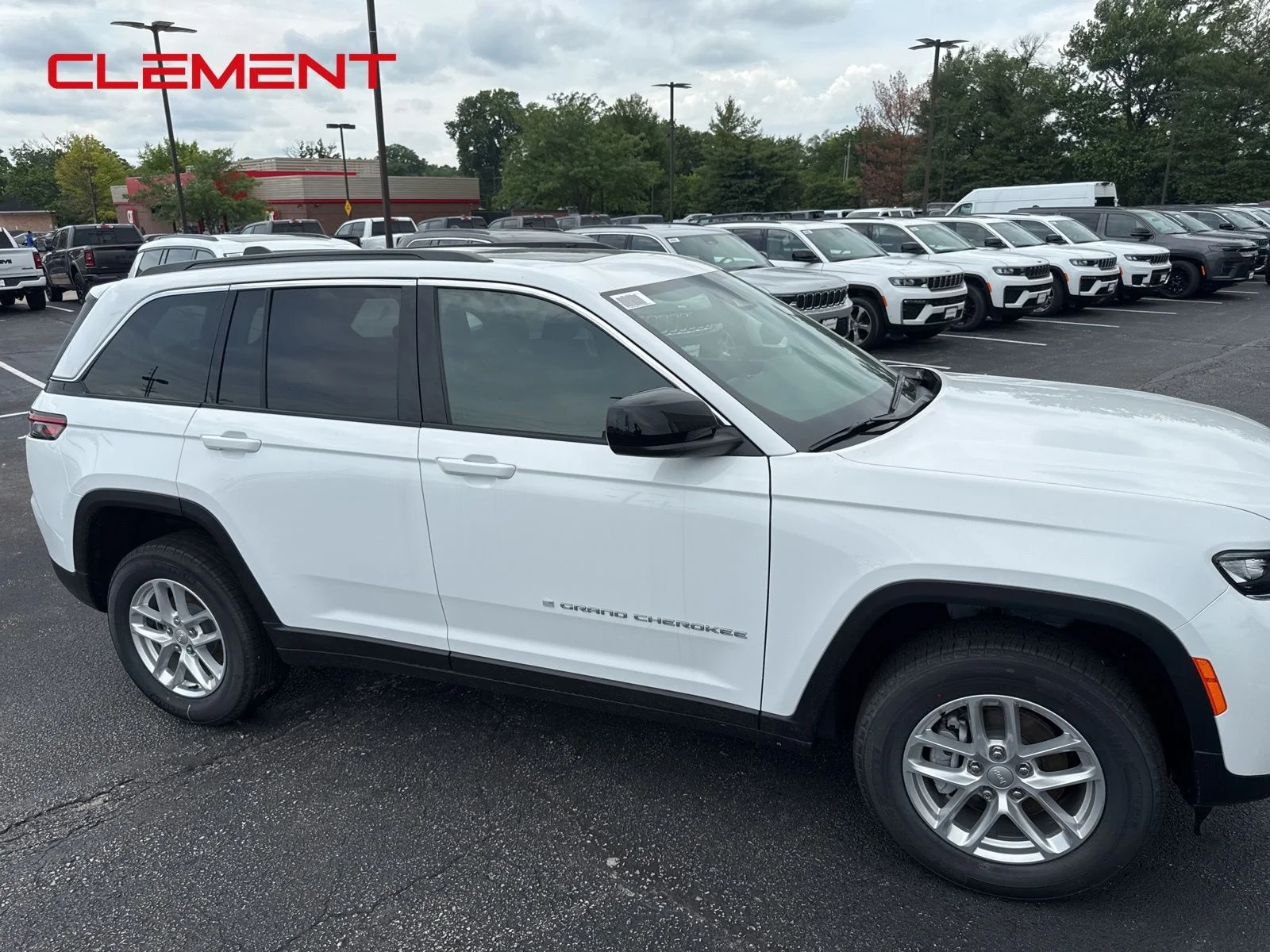 New 2026 Bright White Clear-Coat Exterior Paint Jeep Laredo X image 16