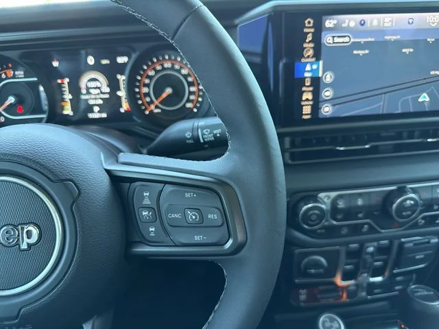 Used 2025 White Jeep Mojave image 30