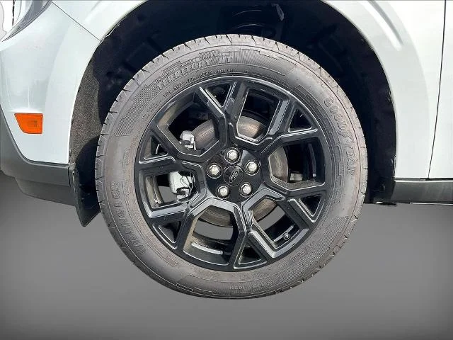 New 2025 Space White Metallic Ford XLT image 24