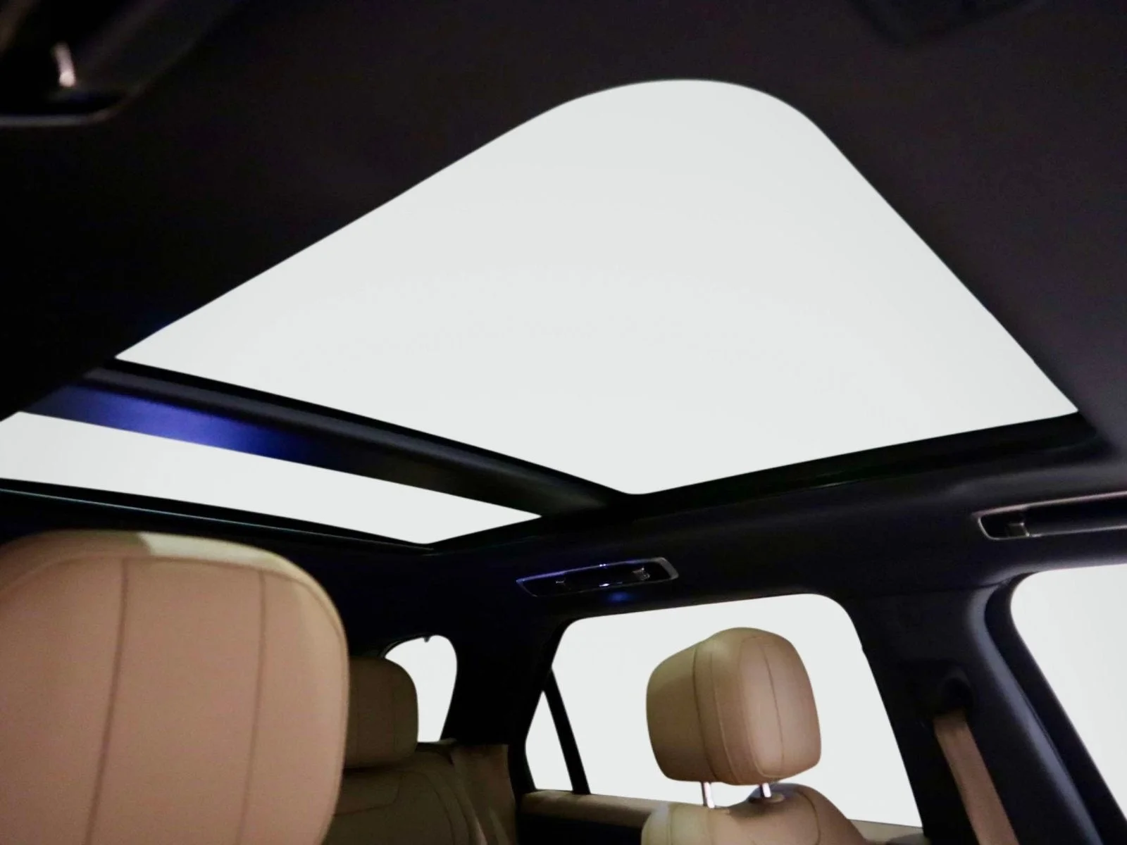Used 2023 Fuji White Land Rover SE image 19