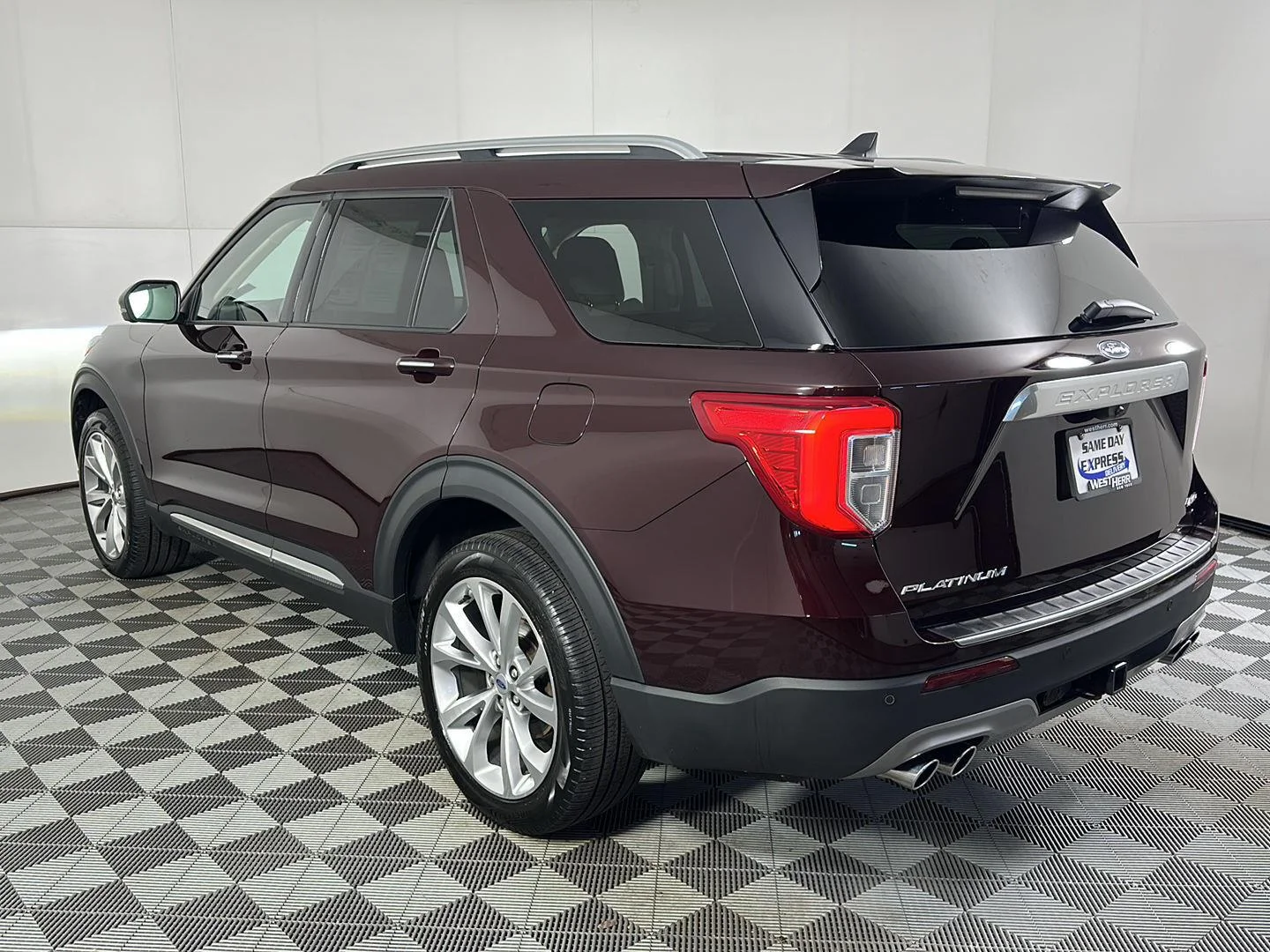 Used 2023 Jewel Red Metallic Tinted Clearcoat Ford Platinum image 9
