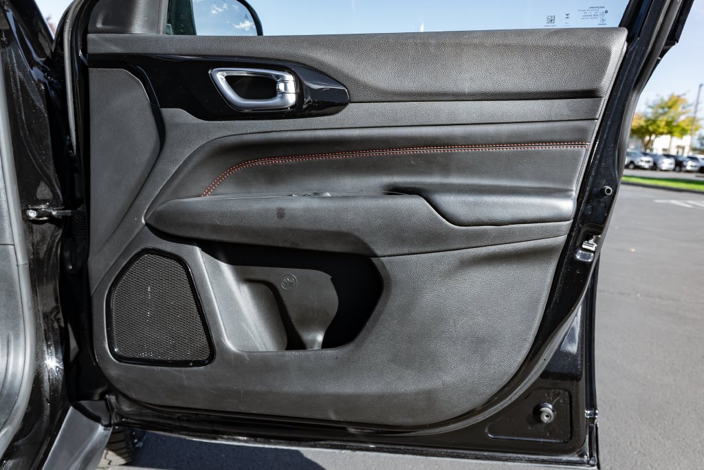 Used 2025 Diamond Black Crystal Pearlcoat Jeep Trailhawk image 28