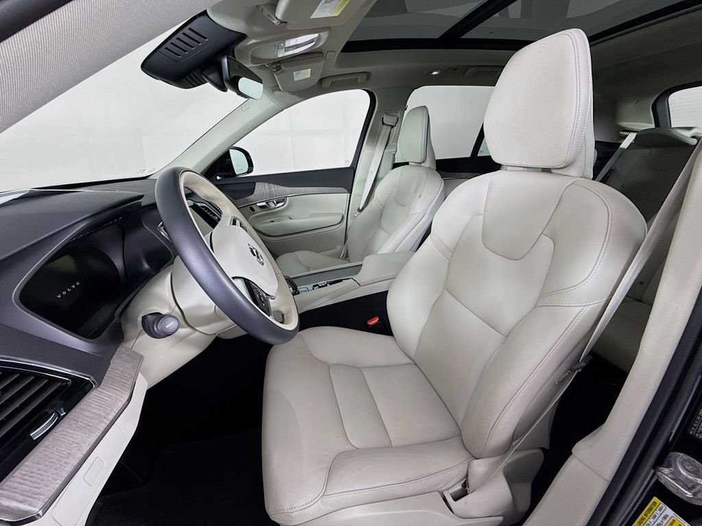 Used 2023 Black Volvo B6 Plus 6-Seater image 5