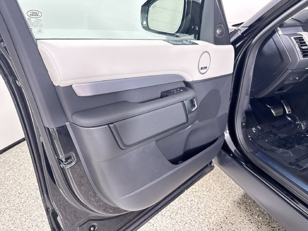 New 2026 Santorini Black Land Rover Dynamic SE image 13