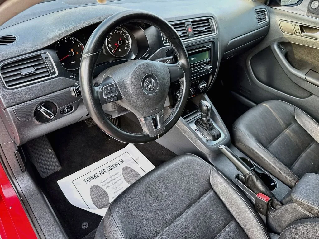 Used 2012 Red Volkswagen 2.5L SE image 9