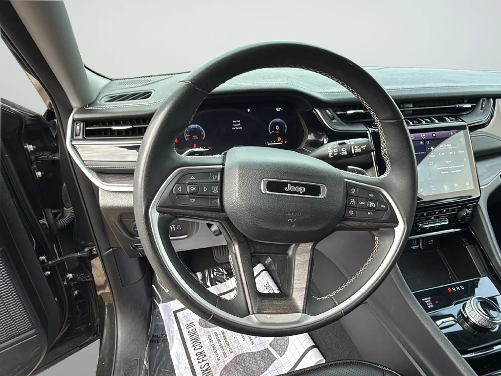 Used 2023 Gray Jeep Limited image 37