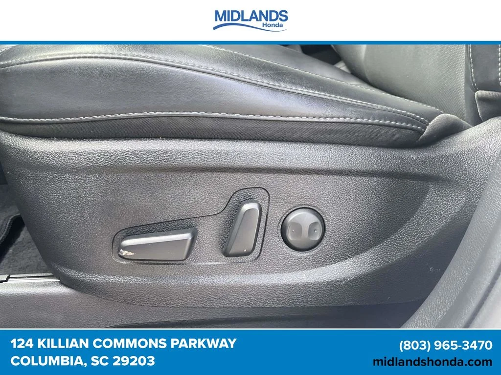 Used 2025 White Pearl Kia S image 16