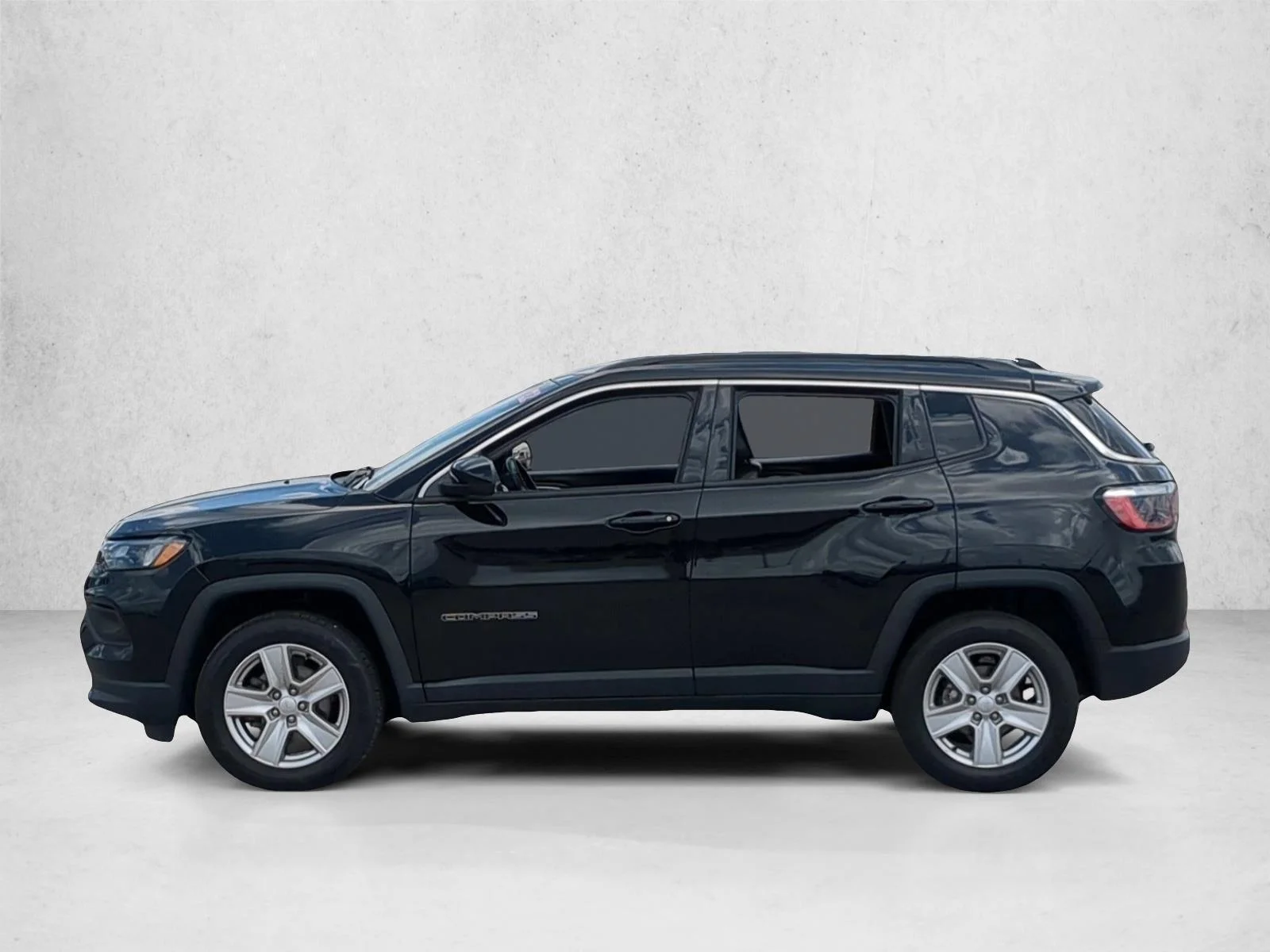 Used 2022 Diamond Black Crystal Pearlcoat Jeep Latitude image 17