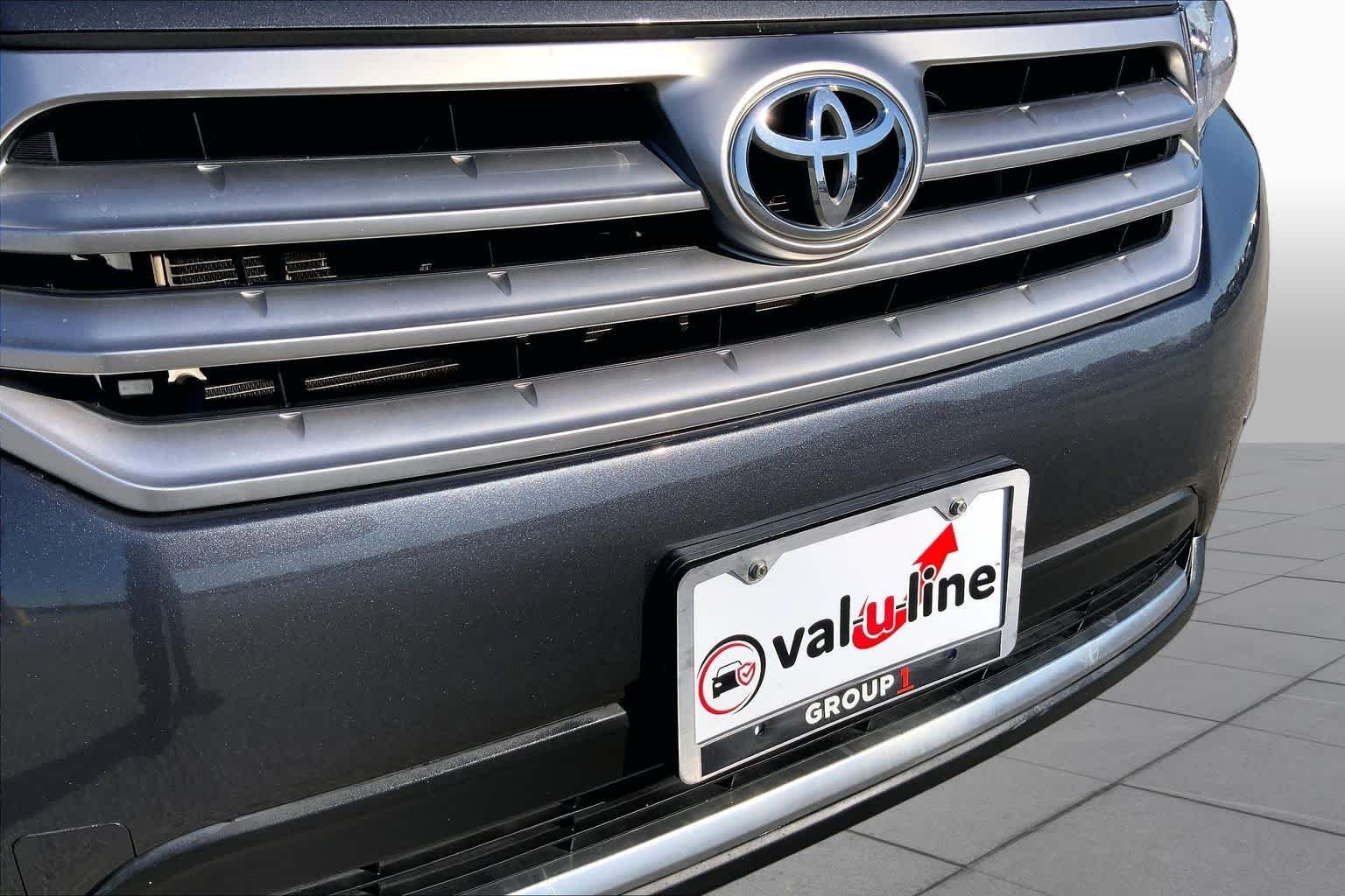 Used 2013 Magnetic Gray Metallic Toyota SE image 29
