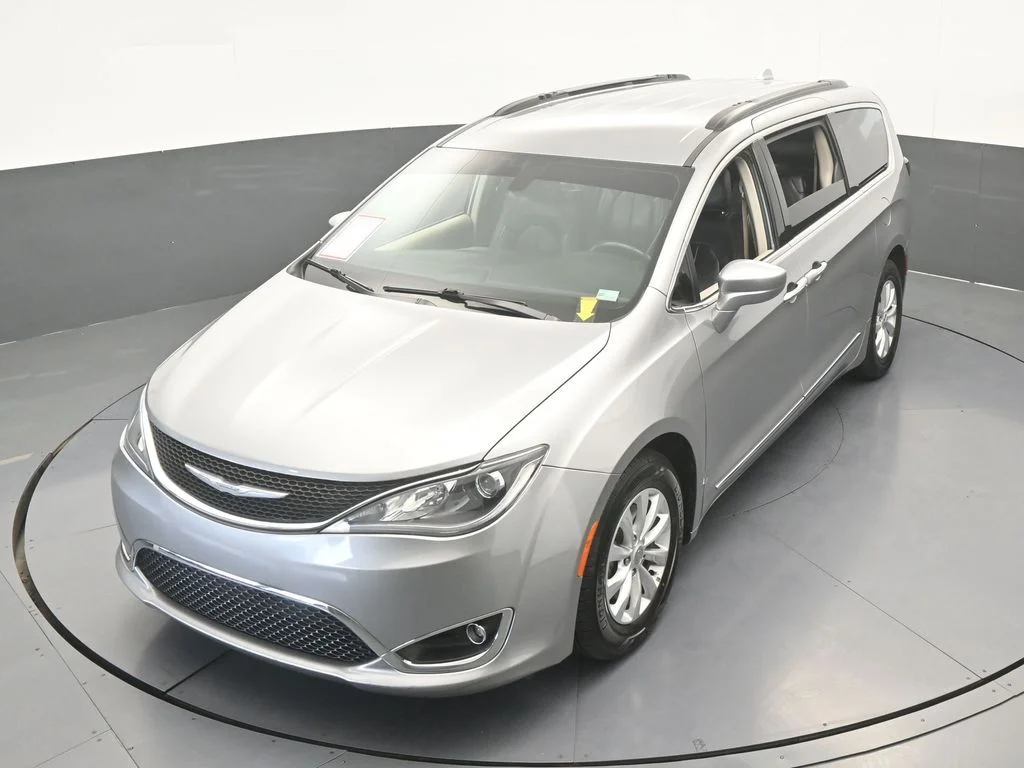 Used 2017 Billet Silver Metallic Clearcoat Chrysler Touring L image 46